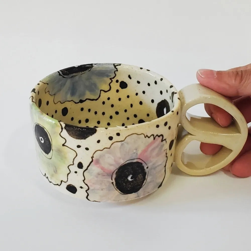 Floating Pansy Mug – Soft Beauty in Every Sip